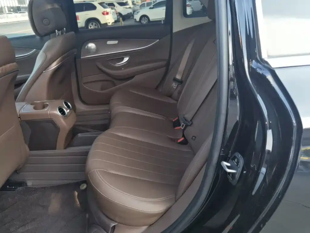 Photo 17 - Mercedes-Benz E-Class