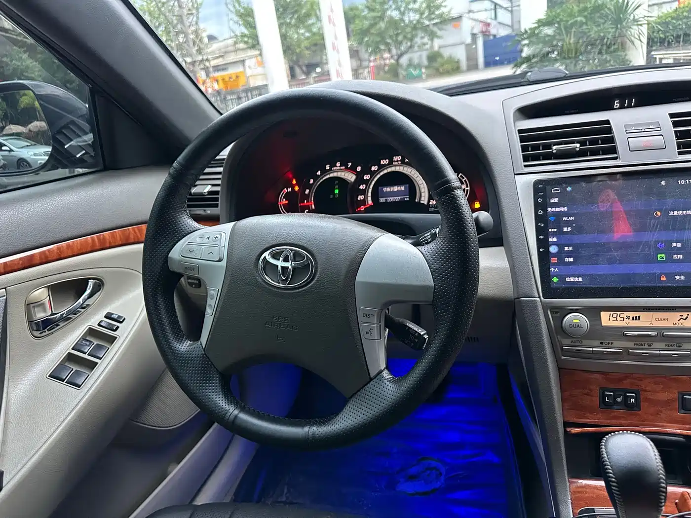 Фото 18 - Toyota Camry