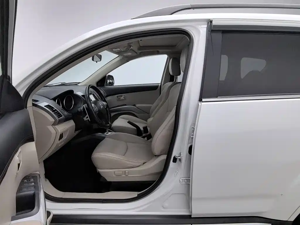 Mitsubishi Outlander (Import) 2012 2012 Outlander 2.4 Fashion Navigation Edition