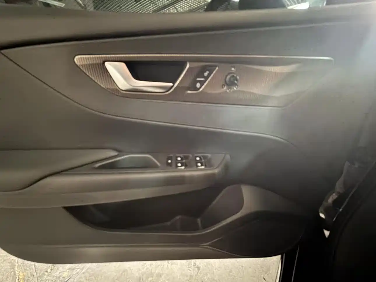 Hongqi E-QM5 2023 Basic Travel Edition фото 5