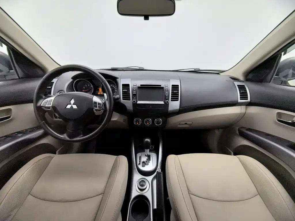 Mitsubishi Outlander (Import) 2012 2012 Outlander 2.4 Fashion Navigation Edition