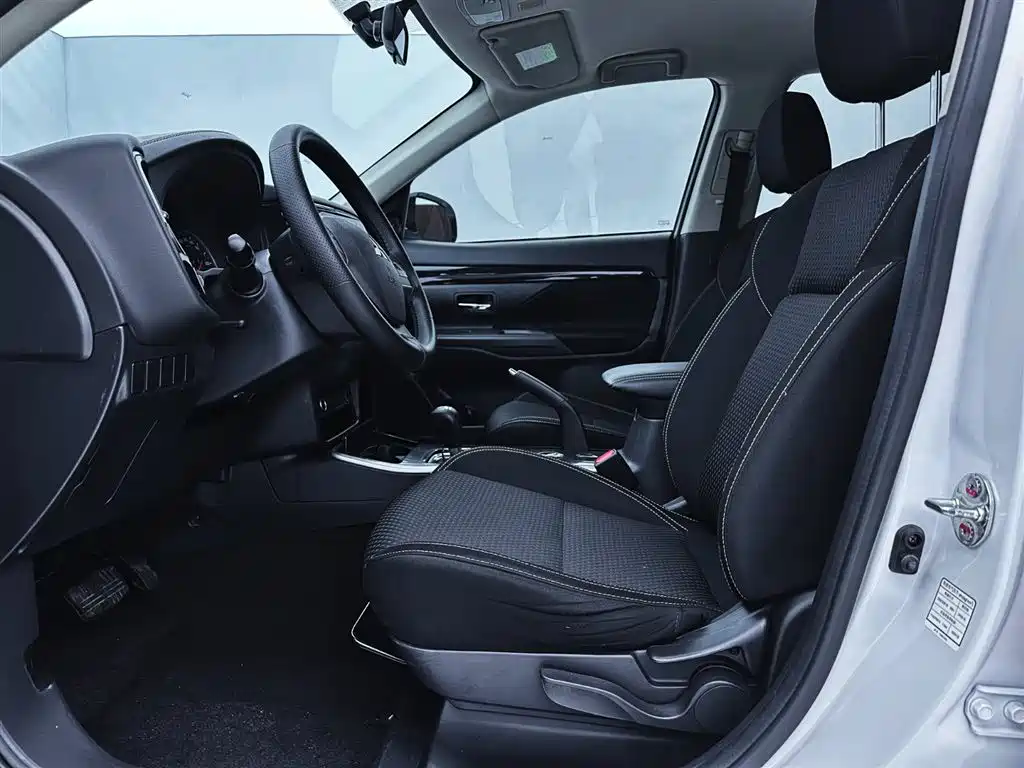 MITSUBISHI OUTLANDER