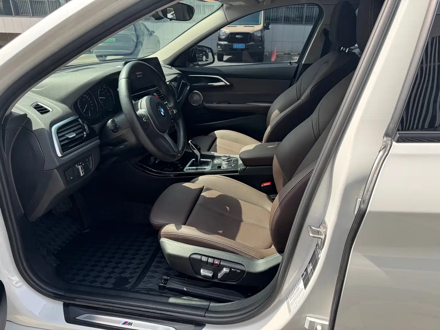 BMW 1 Series 2023 120i M Sport Shadow Edition фото 4