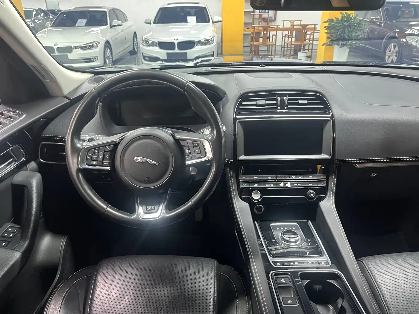 Фото 6 - Jaguar F-PACE