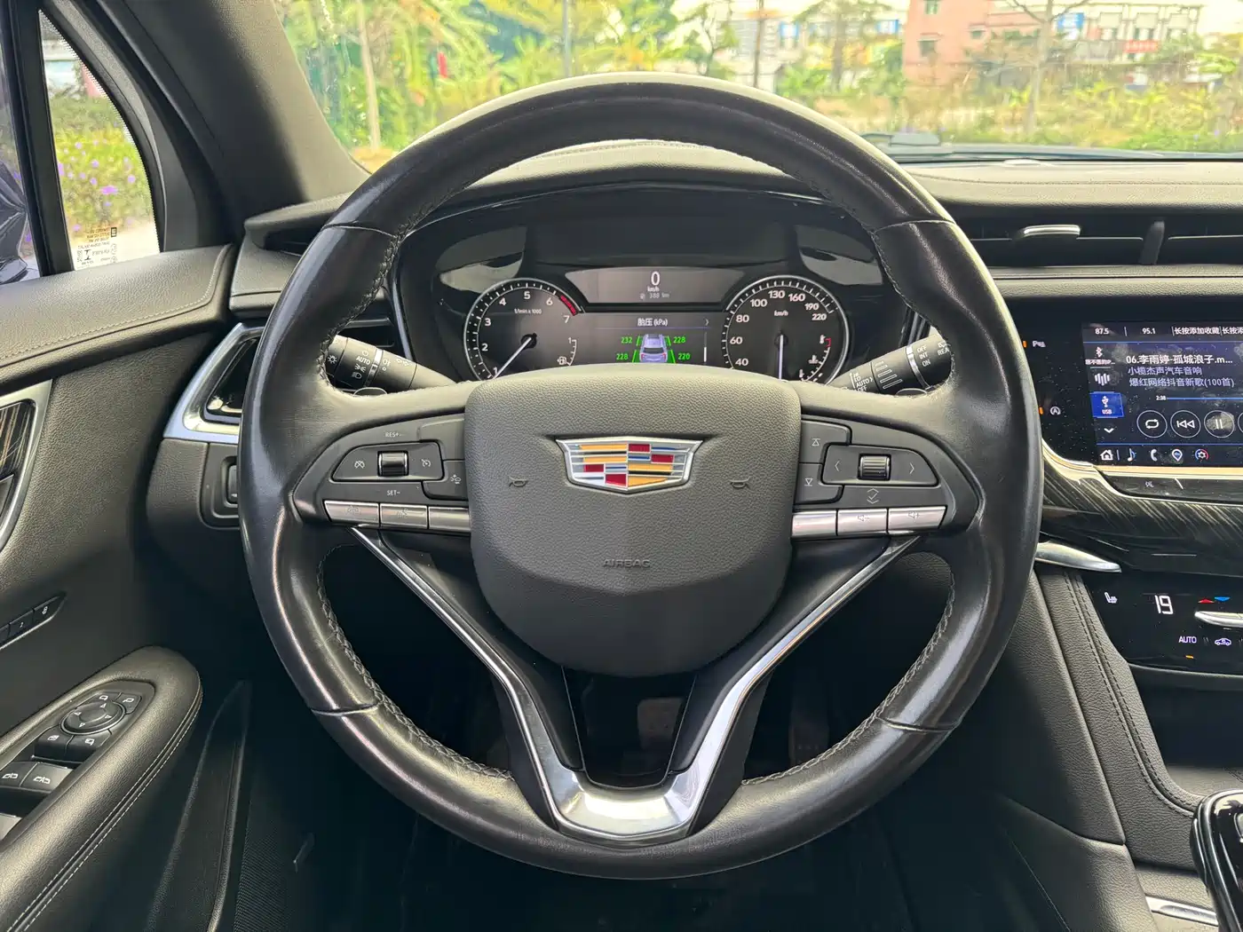 CADILLAC XT6