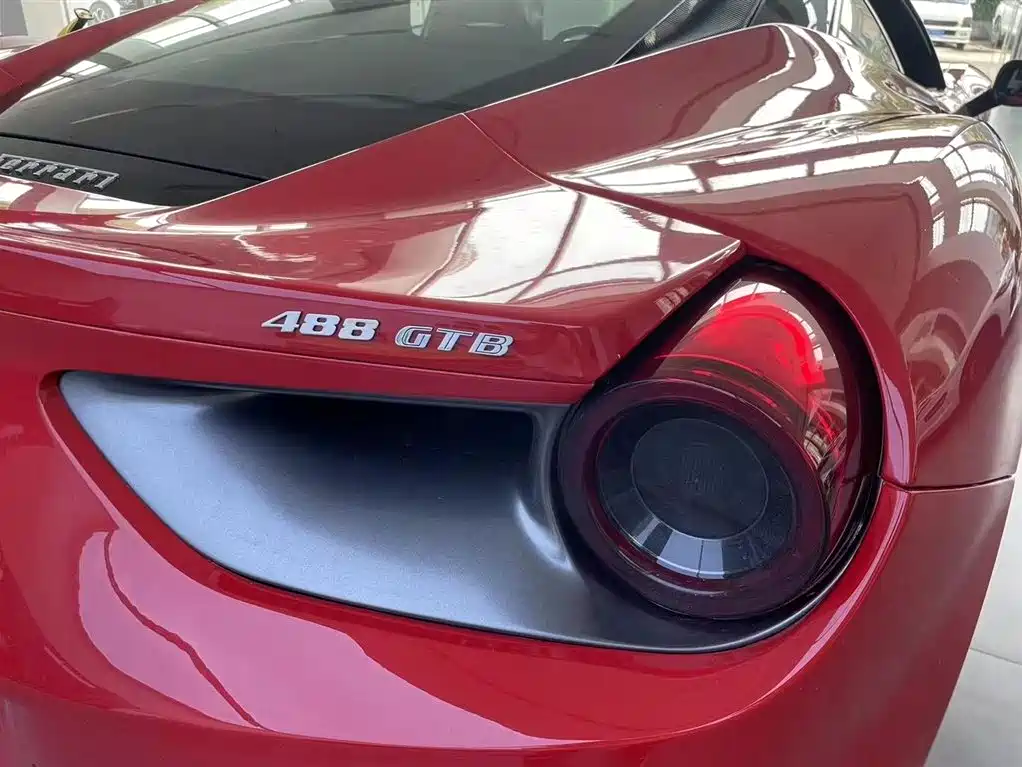 FERRARI 488