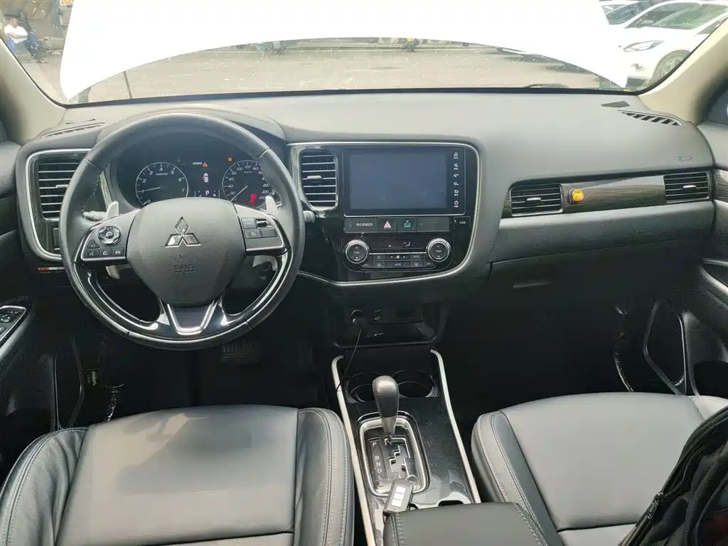 MITSUBISHI OUTLANDER