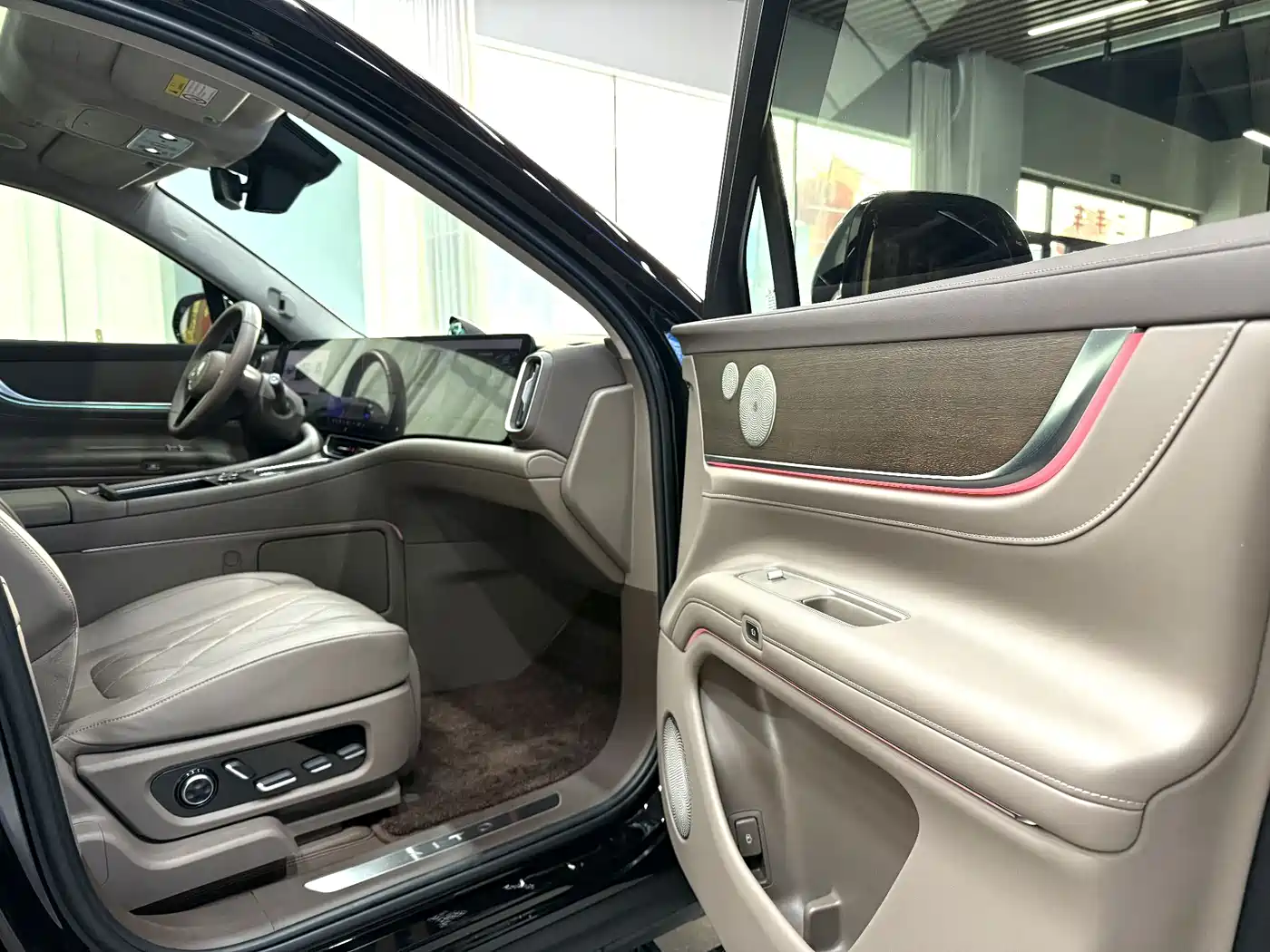 AITO Wenjie AITO M9 2024 Model Extended Range Ultra Edition 52kWh 5-Seater фото 9