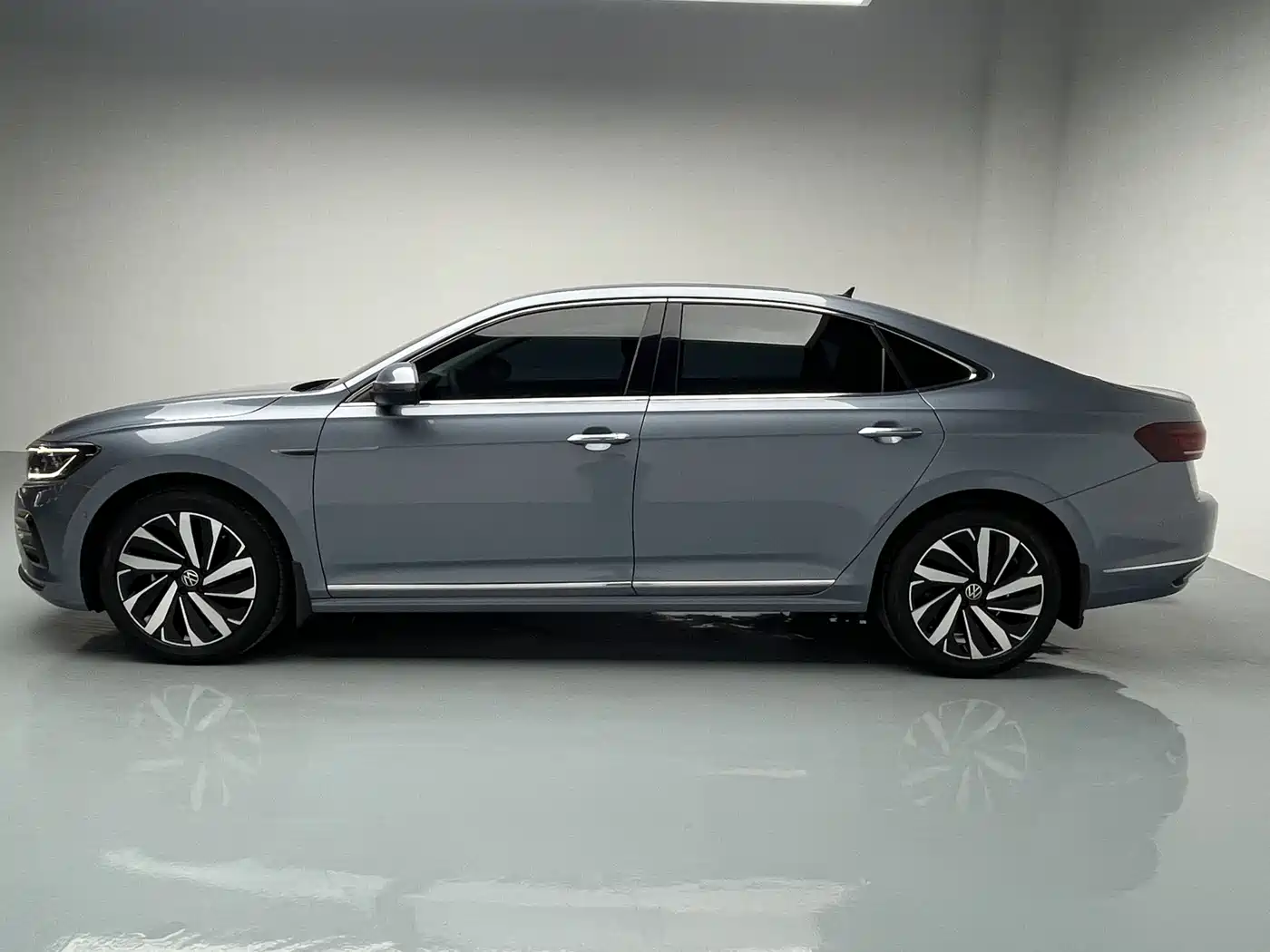 Volkswagen Passat 2022 330TSI Luxury Edition фото 16