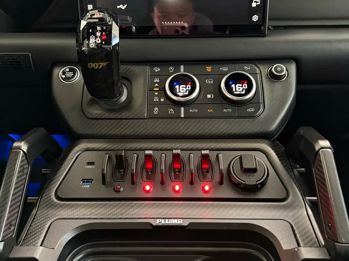 Land Rover Defender 2020 110 P400 Launch Matte Silver Special Package Edition фото 6