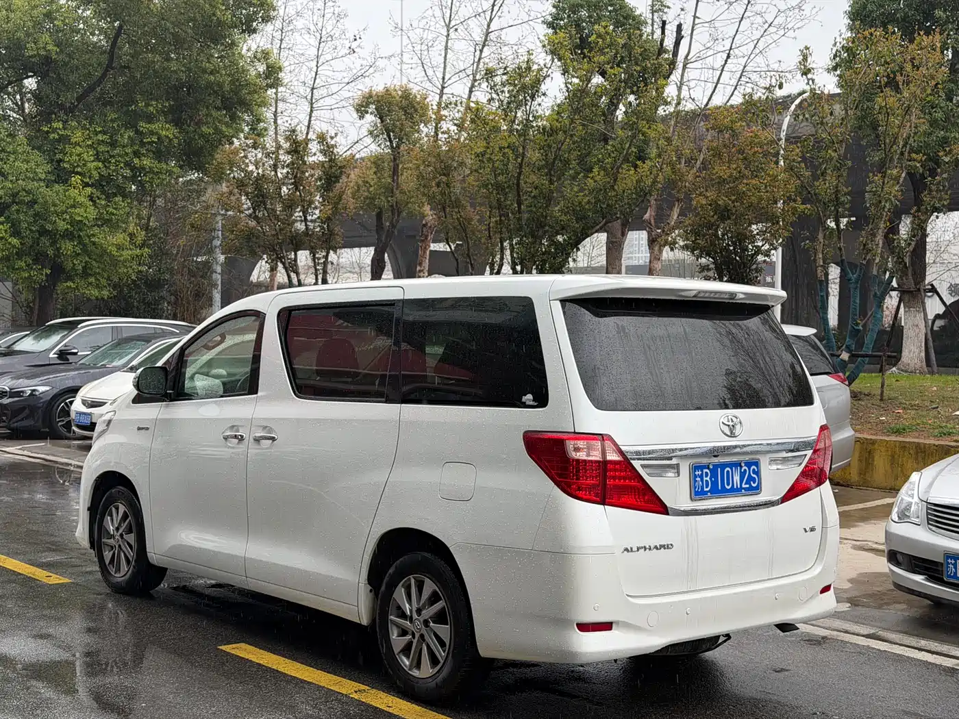 Toyota Alphard фото 9