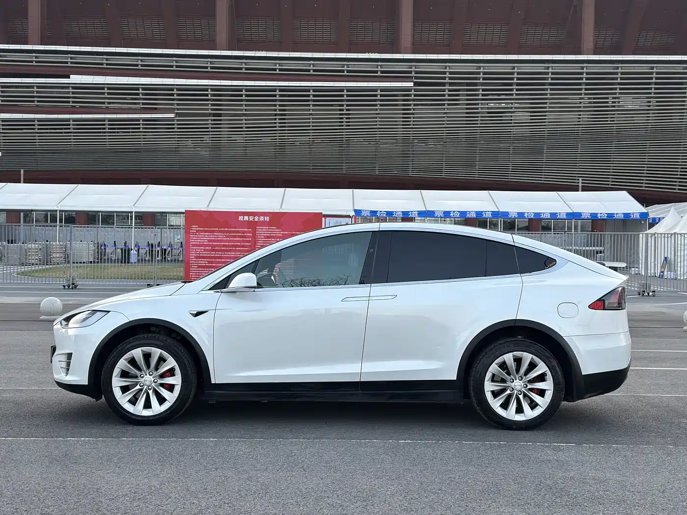 TESLA MODEL X