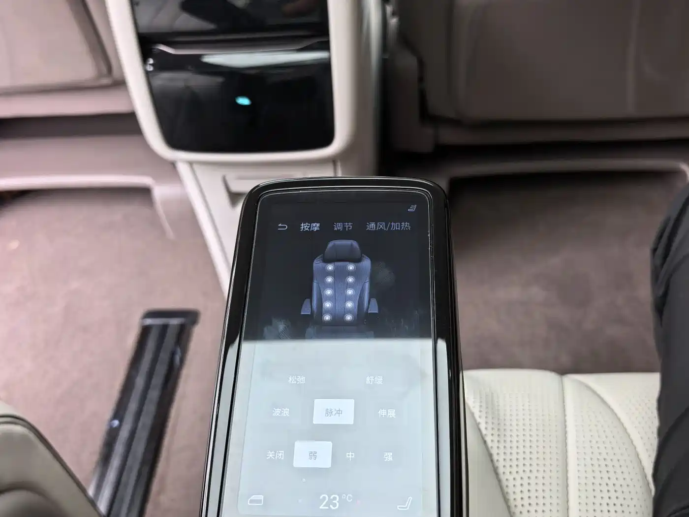 Denza D9 2022 DM-i 1040 Premium фото 24