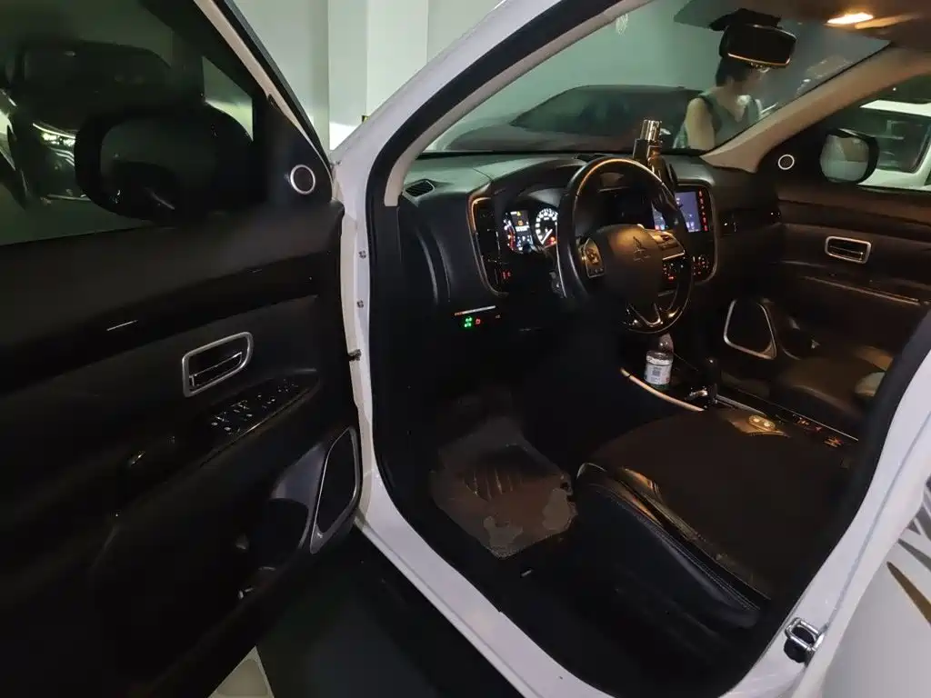 Mitsubishi Outlander 2018 2018 2.4L 4WD Luxury Edition 7-seater