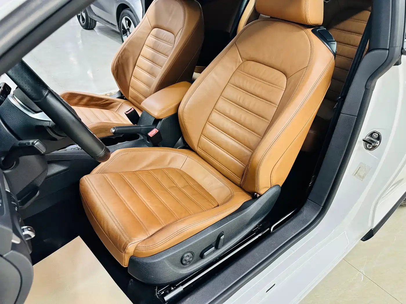 Volkswagen Scirocco 2010 2.0TSI Luxury Edition фото 24