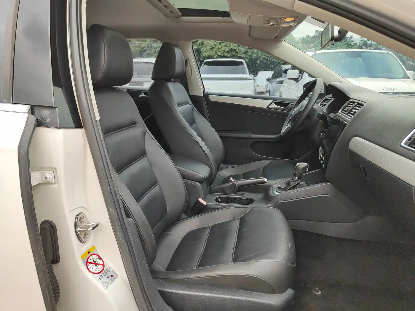 Volkswagen Sagitar 2014 1.6L Automatic Comfort фото 11