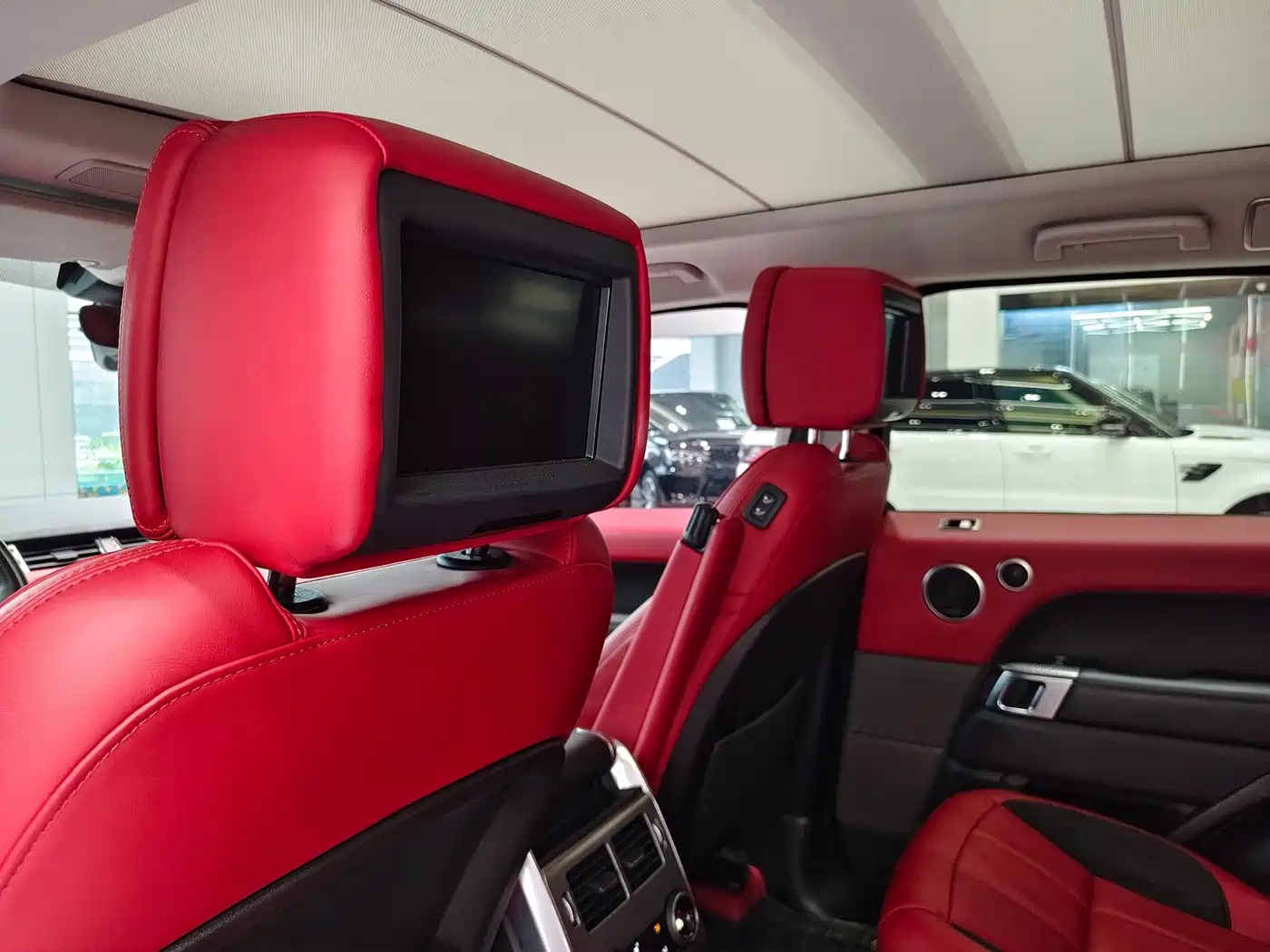 Land Rover Range Rover Sport 2021 3.0 L6 Gloss Black Edition фото 12