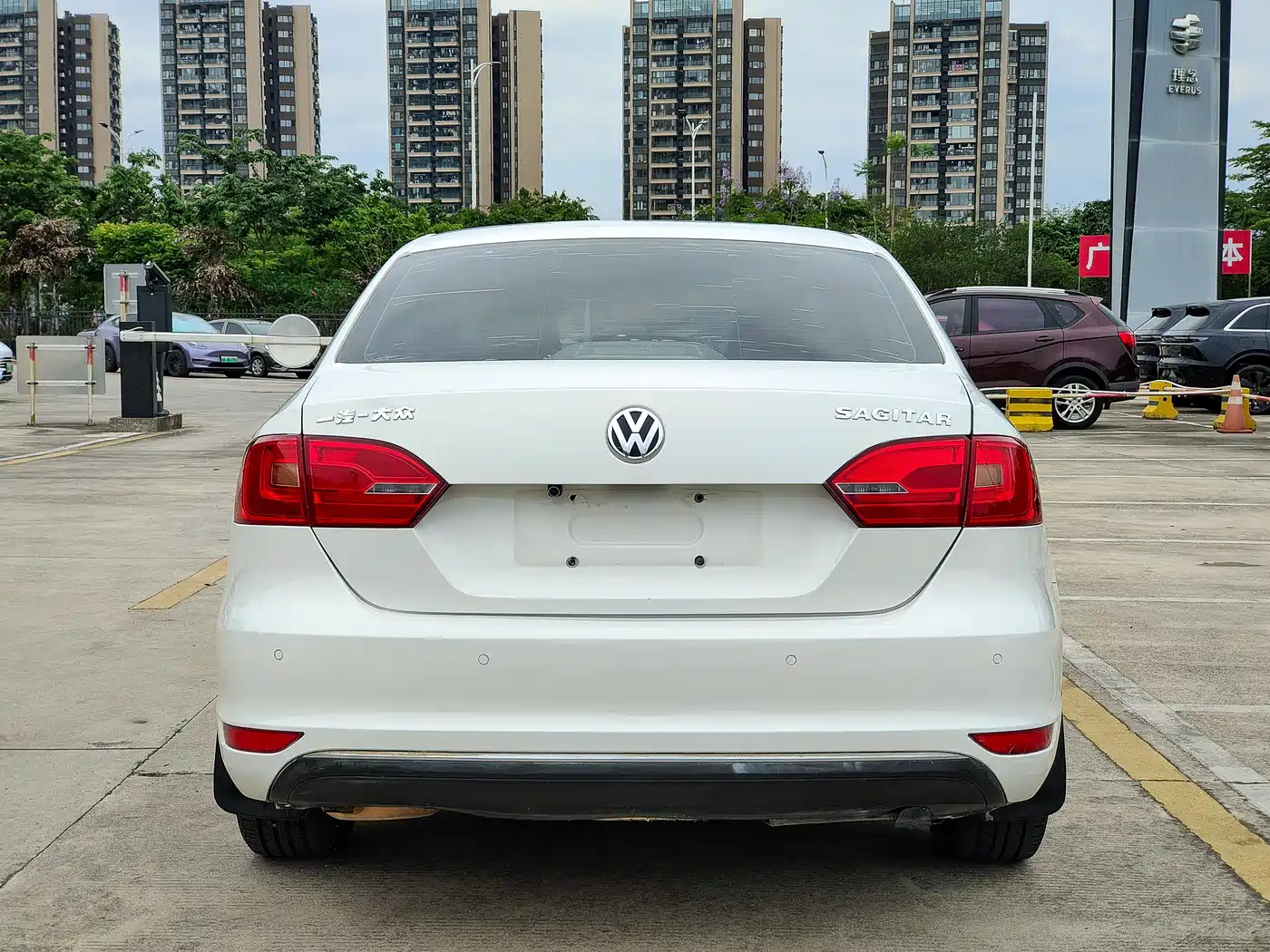 Volkswagen Sagitar 2014 1.6L Automatic Comfort фото 6