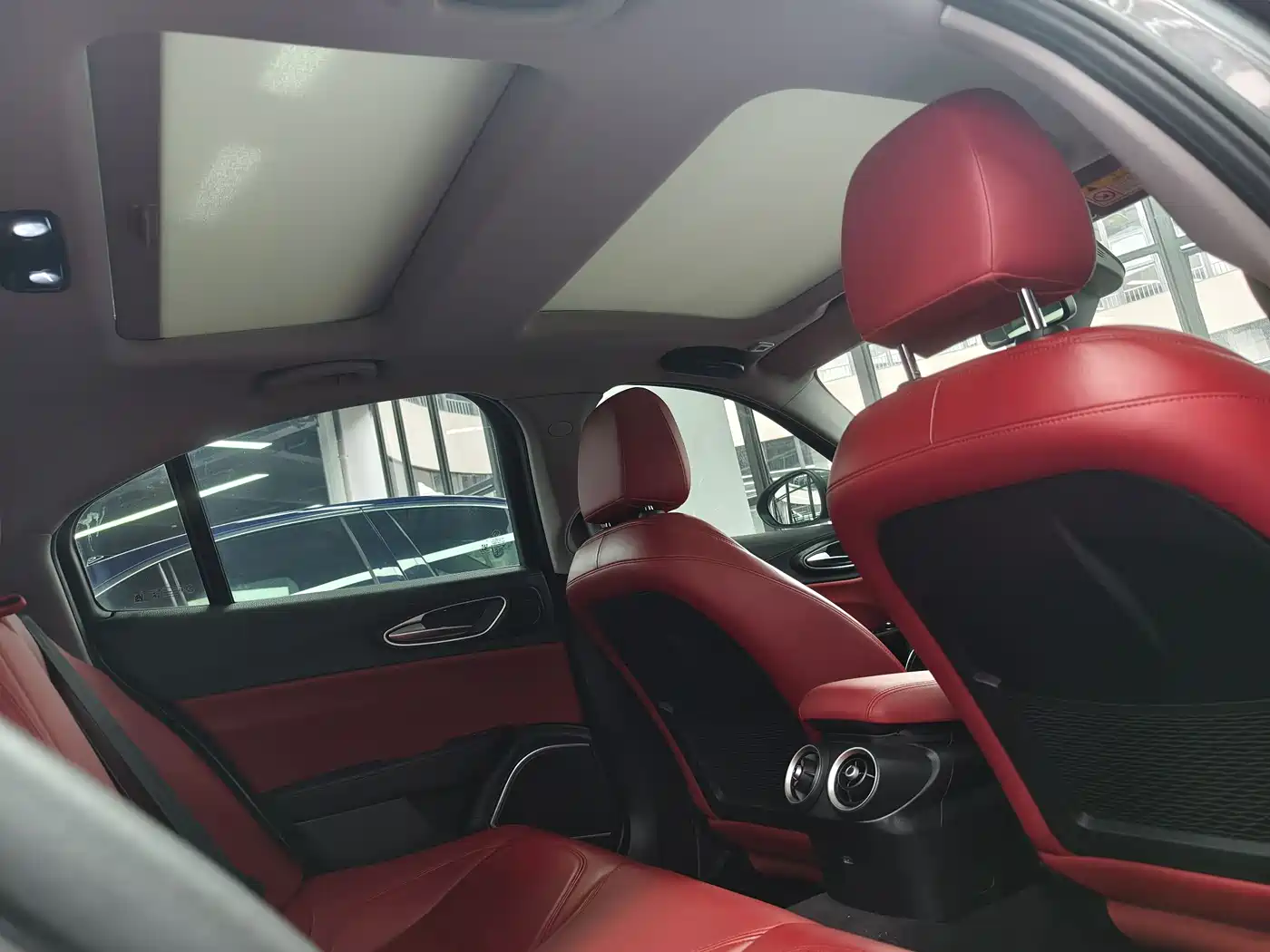 Alfa Romeo Giulia 2020 2.0T 280HP Luxury Edition фото 10