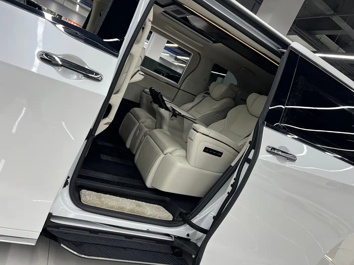 Lexus LM 2025 Model 500h Six-Seater Prestige Edition фото 11
