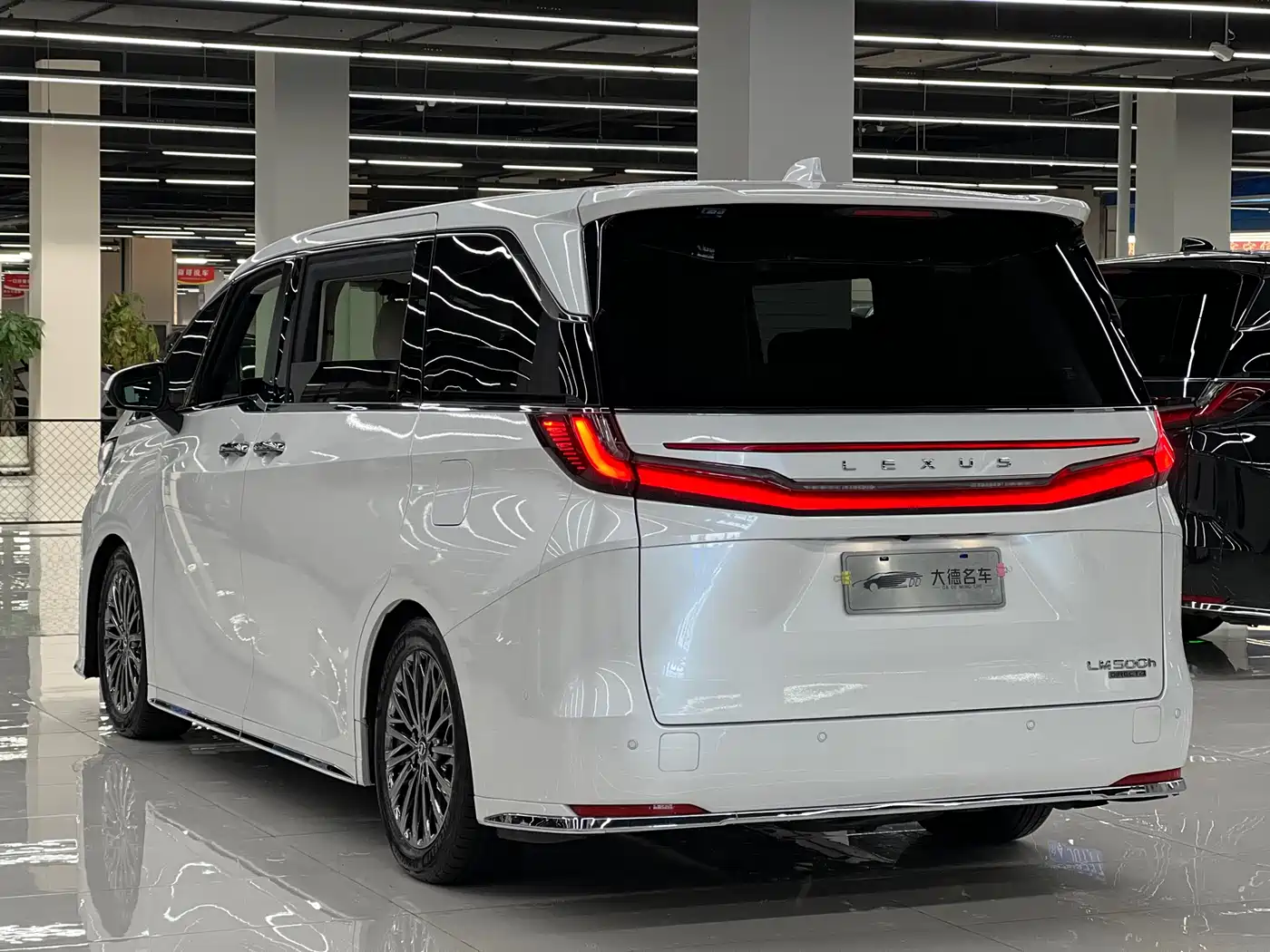 Lexus LM 2025 Model 500h Six-Seater Prestige Edition фото 6
