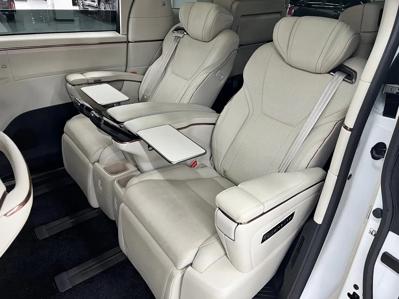 Lexus LM 2025 Model 500h Six-Seater Prestige Edition фото 12