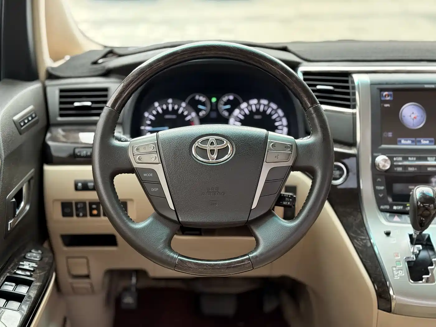 Toyota Alphard фото 10