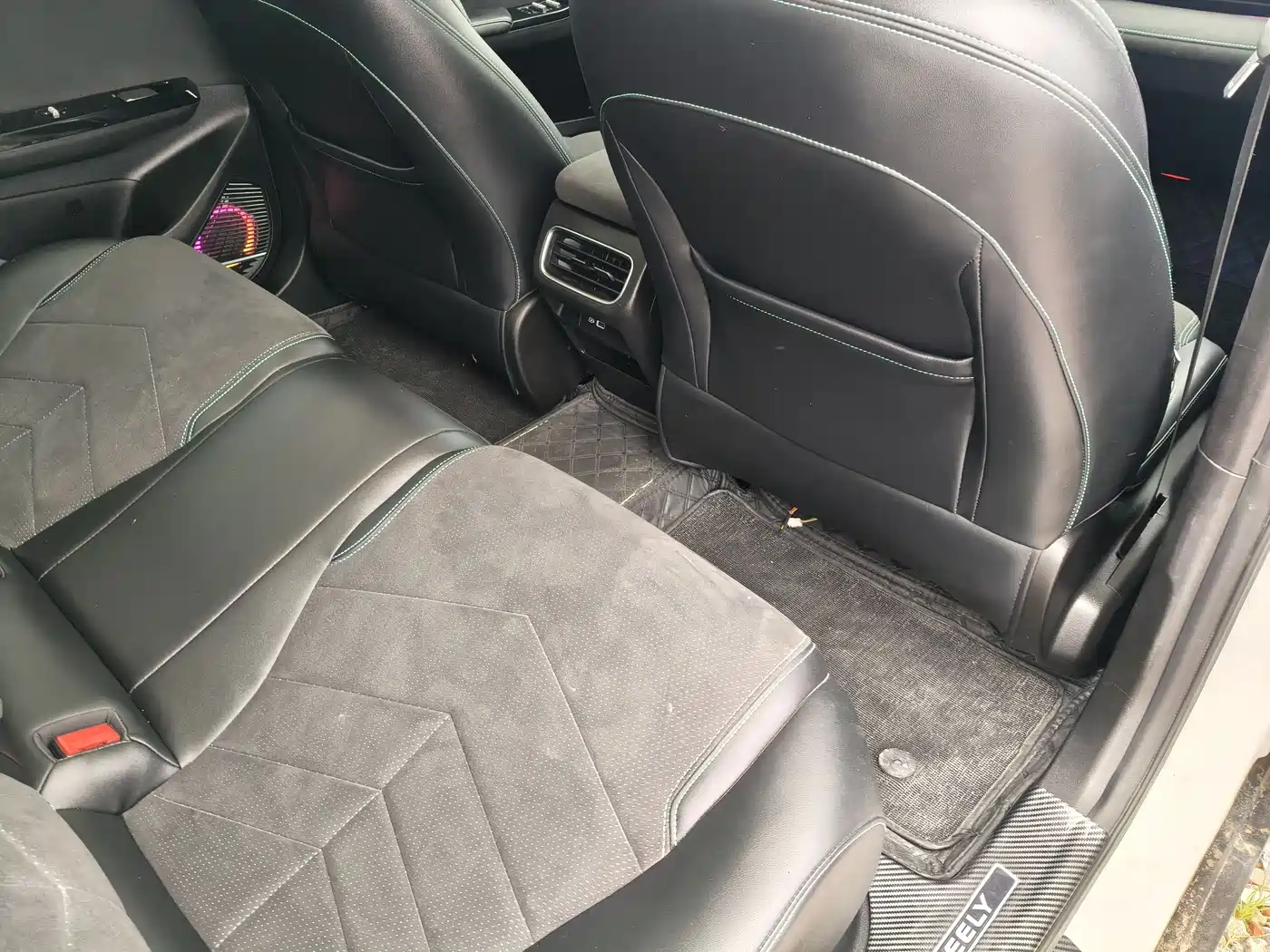Geely Galaxy Galaxy L6 2025 EM-i 140km Voyage Edition фото 8