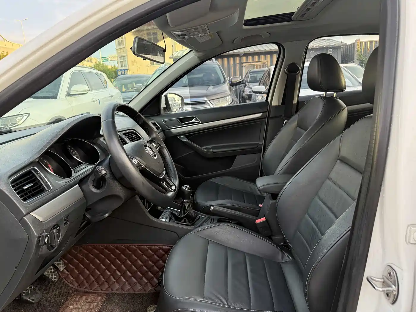 Volkswagen Lavida 2015 1.6L Manual Trend Edition фото 4