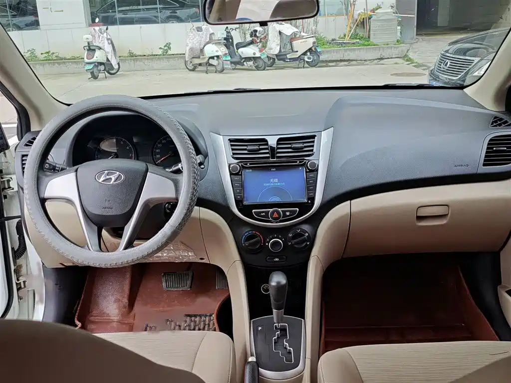 Hyundai Verna 2014 1.4L Automatic Smart GLS фото 9
