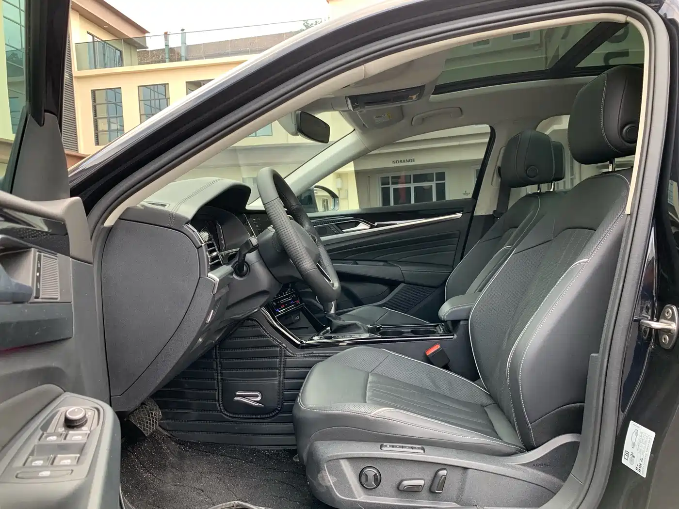 Volkswagen Passat 2023 330TSI Starlight Luxury Edition фото 13