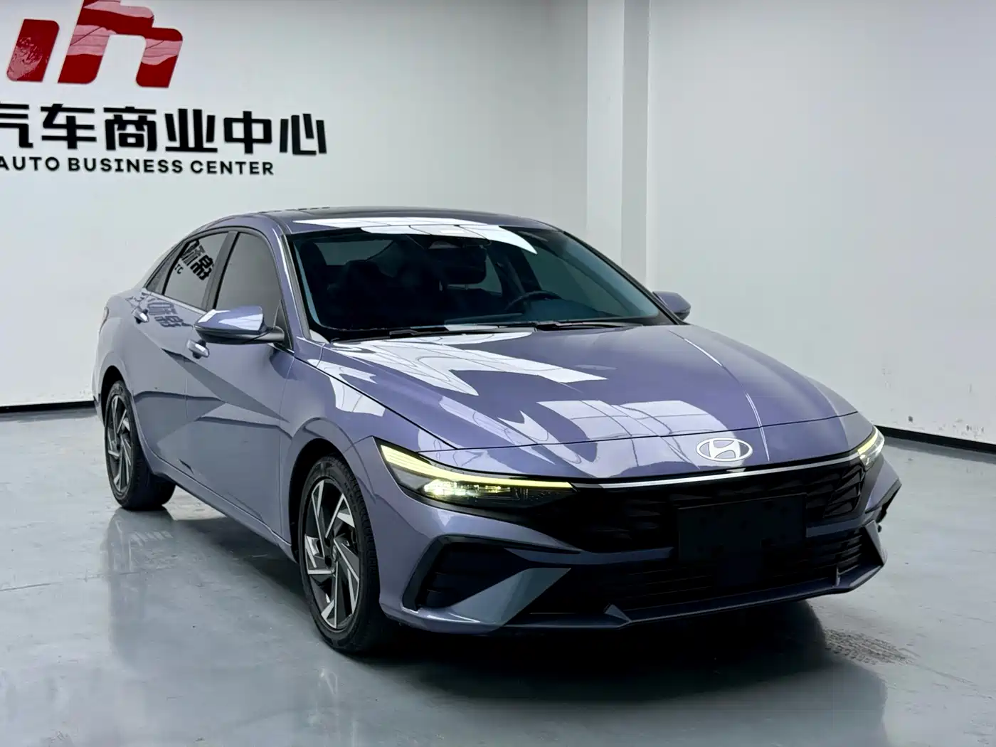 Hyundai Elantra 2023 Model 1.5L CVT LUX Premium Edition фото 3