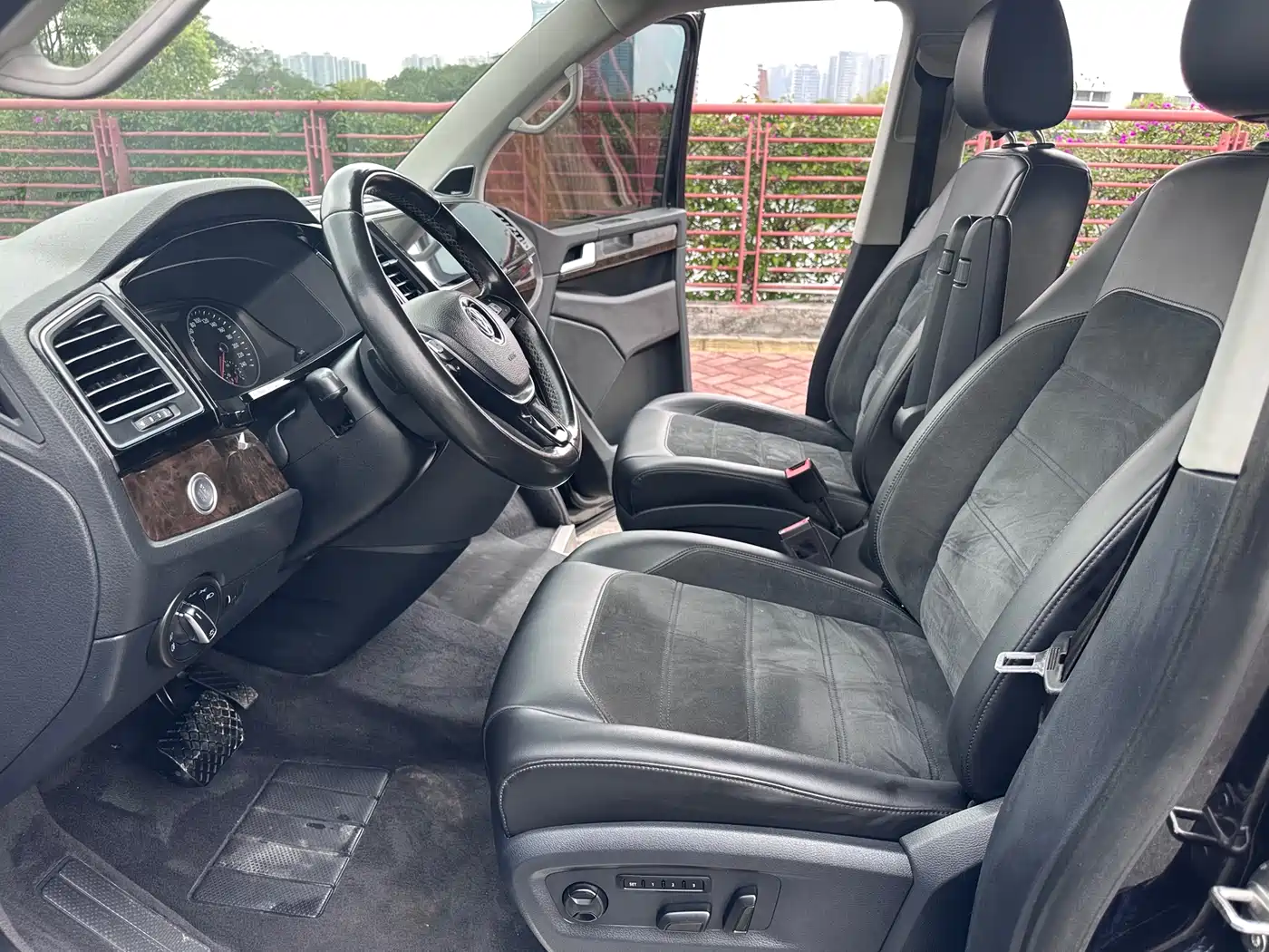 Volkswagen Multivan 2018 2.0TSI 4WD Premium Edition 7-Seater фото 12