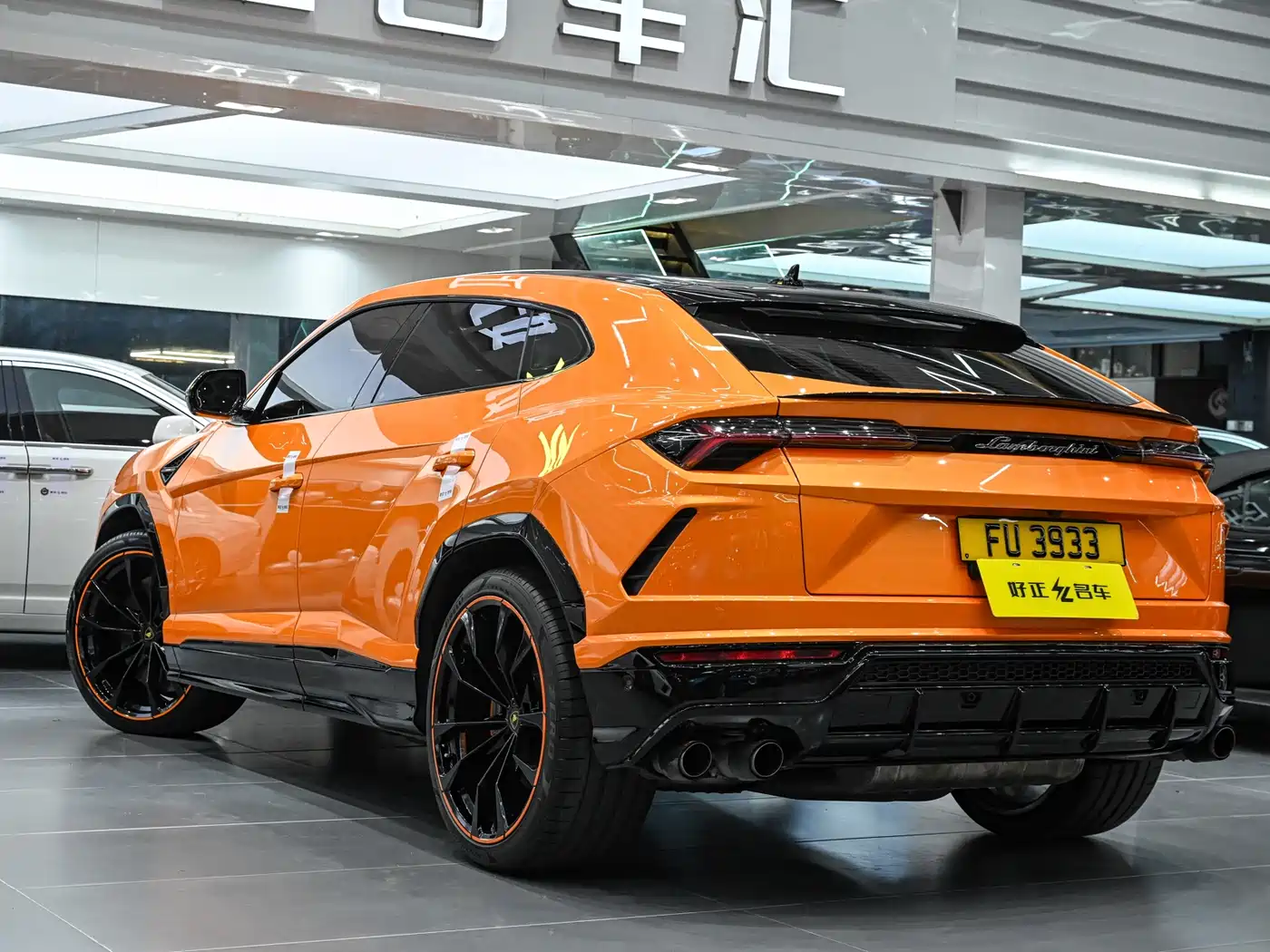 LAMBORGHINI URUS