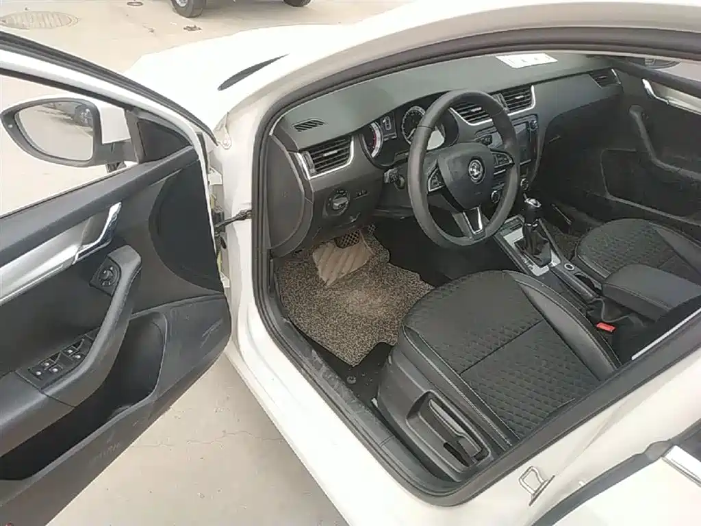 Škoda Octavia 2019 TSI230 DSG Luxury Edition фото 16