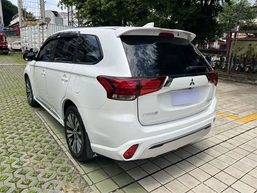 MITSUBISHI OUTLANDER