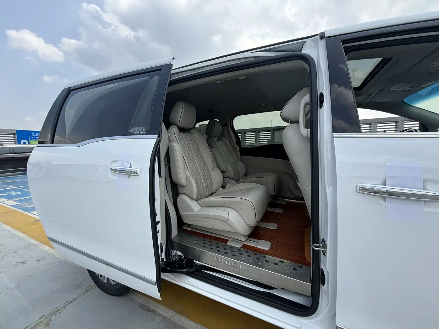 Buick GL8 2021 Land Business Class 652T Luxury фото 12