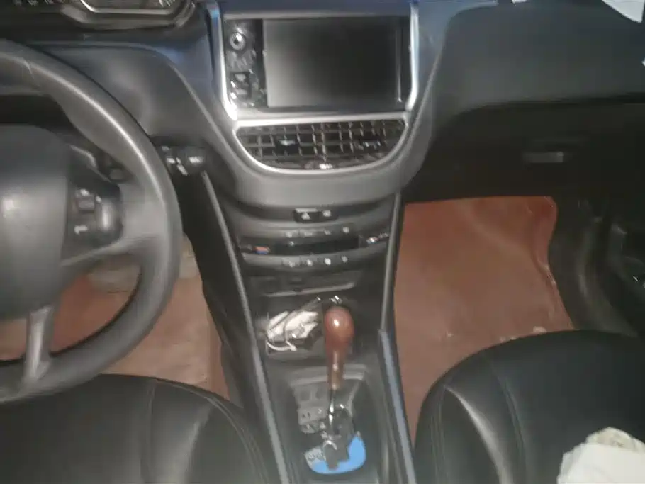 Peugeot 2008 2014 1.6L Automatic Fashion Edition фото 13