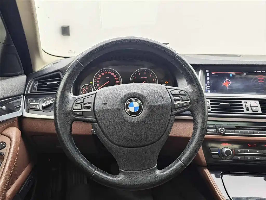 BMW 5 Series (Import) 2015 520i Elegance фото 26
