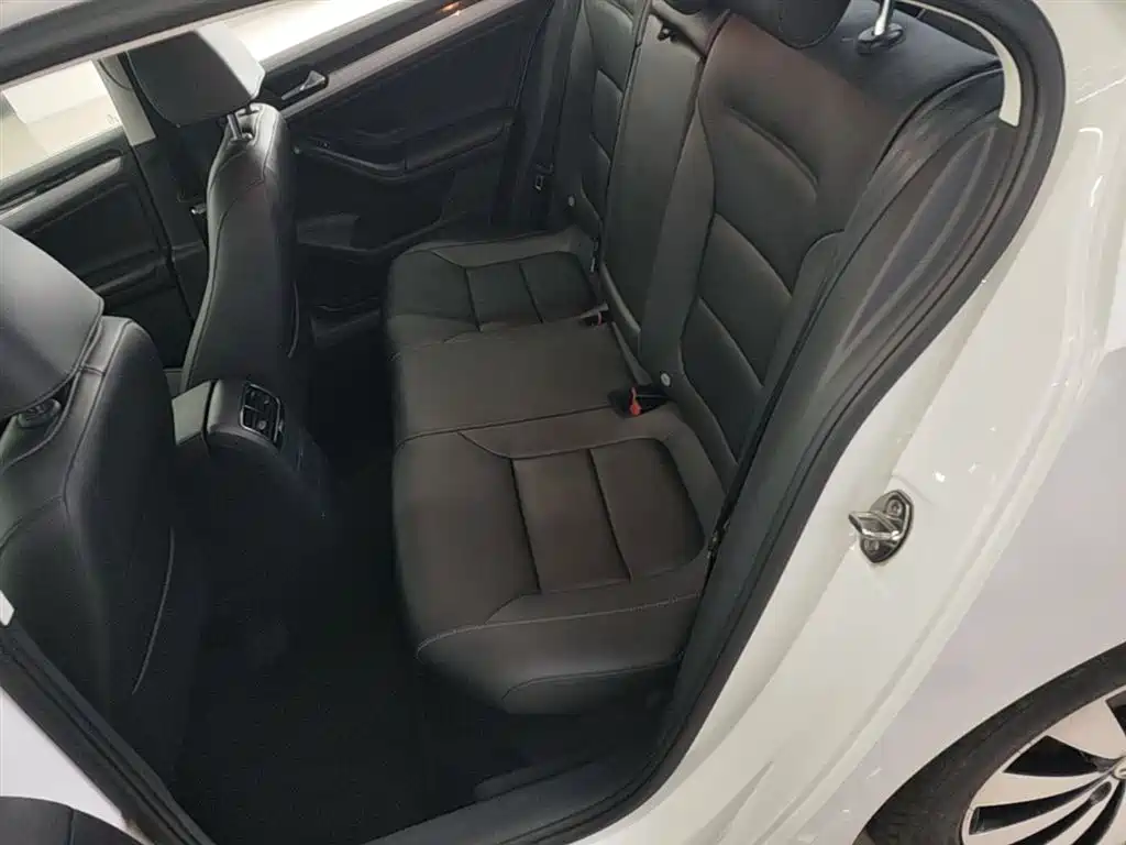 Volkswagen Sagitar 2017 1.6L Automatic Comfort фото 17