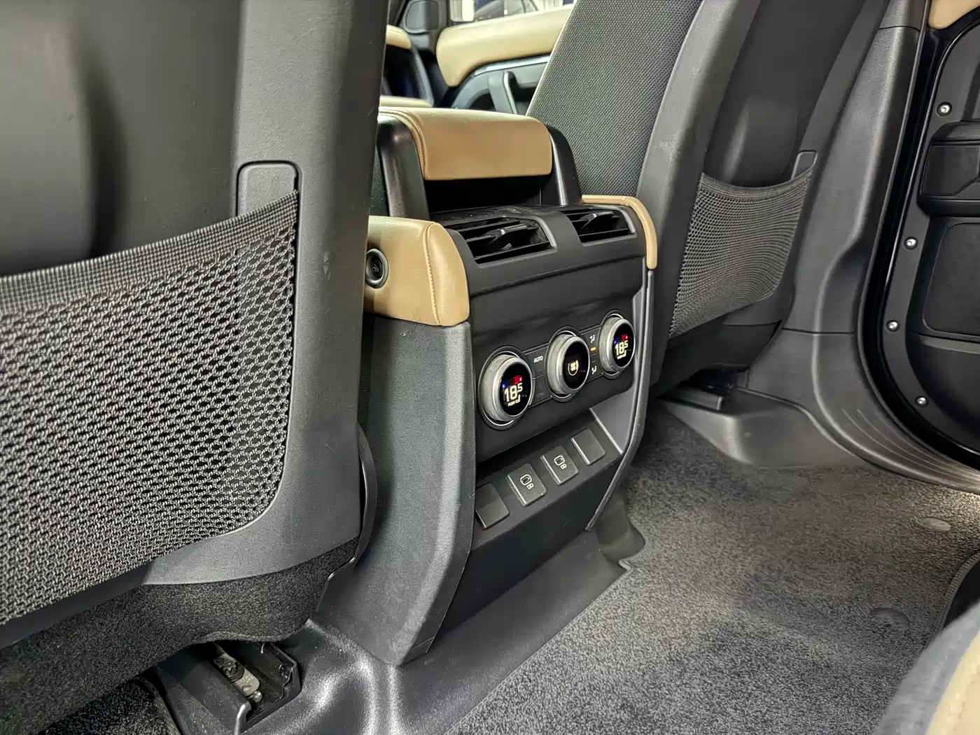Land Rover Defender 2025 110 3.0T P400 -Dynamic HSE фото 11
