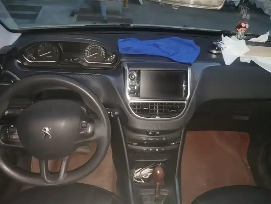 Peugeot 2008 2014 1.6L Automatic Fashion Edition фото 12