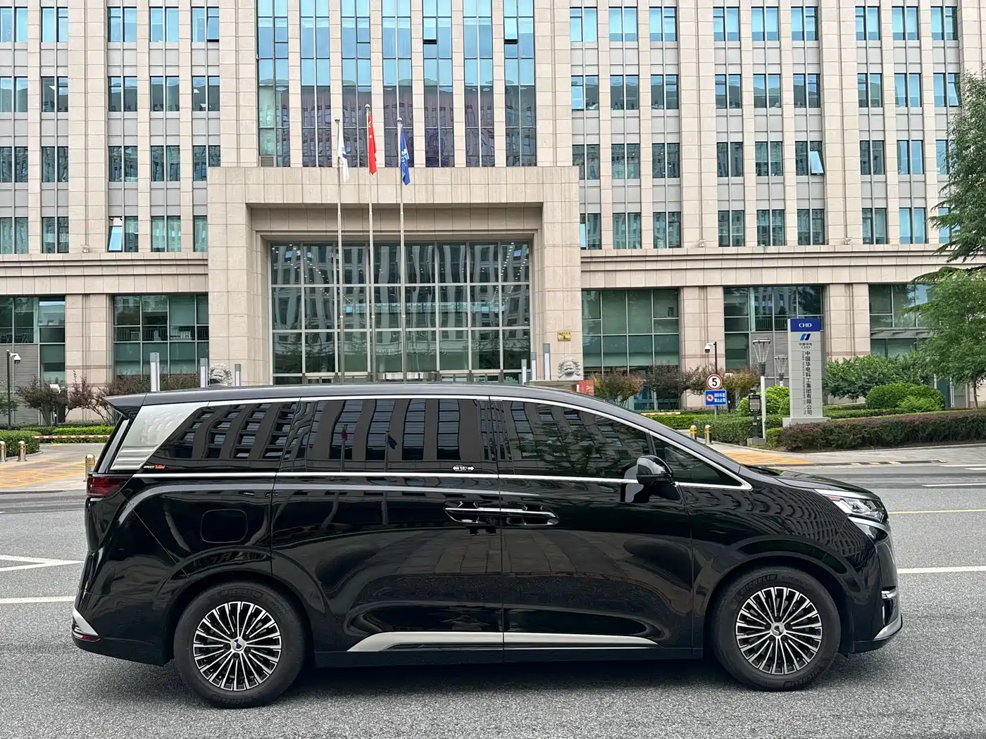 Denza D9 2022 DM-i 970 All-Wheel Drive Honor Edition фото 6