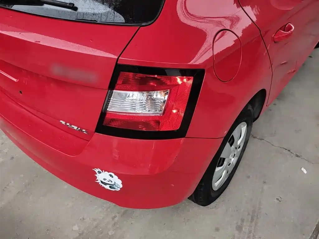 Škoda Fabia 2015 1.4L Manual Advance Edition фото 8