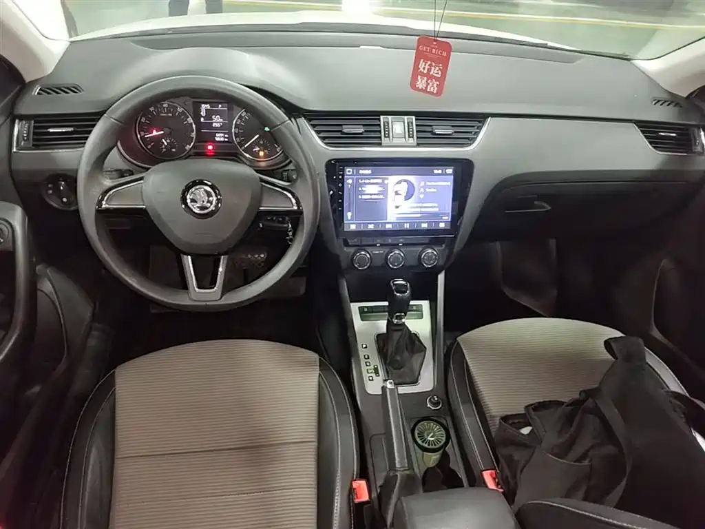 Škoda Octavia 2017 1.6L Automatic Pioneer Edition фото 16