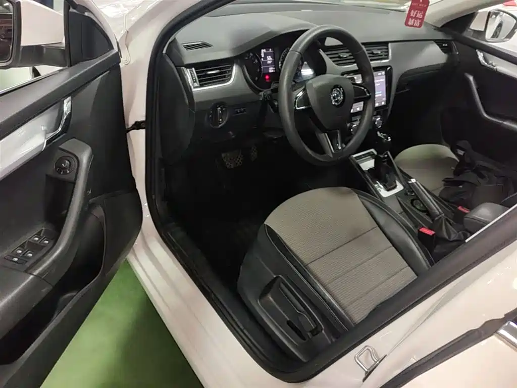 Škoda Octavia 2017 1.6L Automatic Pioneer Edition фото 23