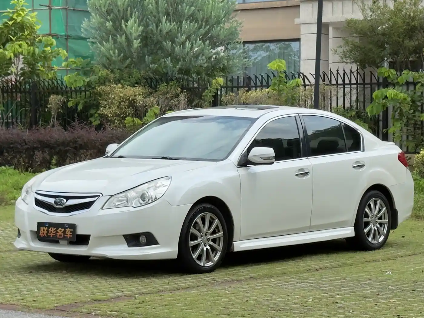 Subaru Legacy 2010 Model 2.5i Luxury Edition фото 2