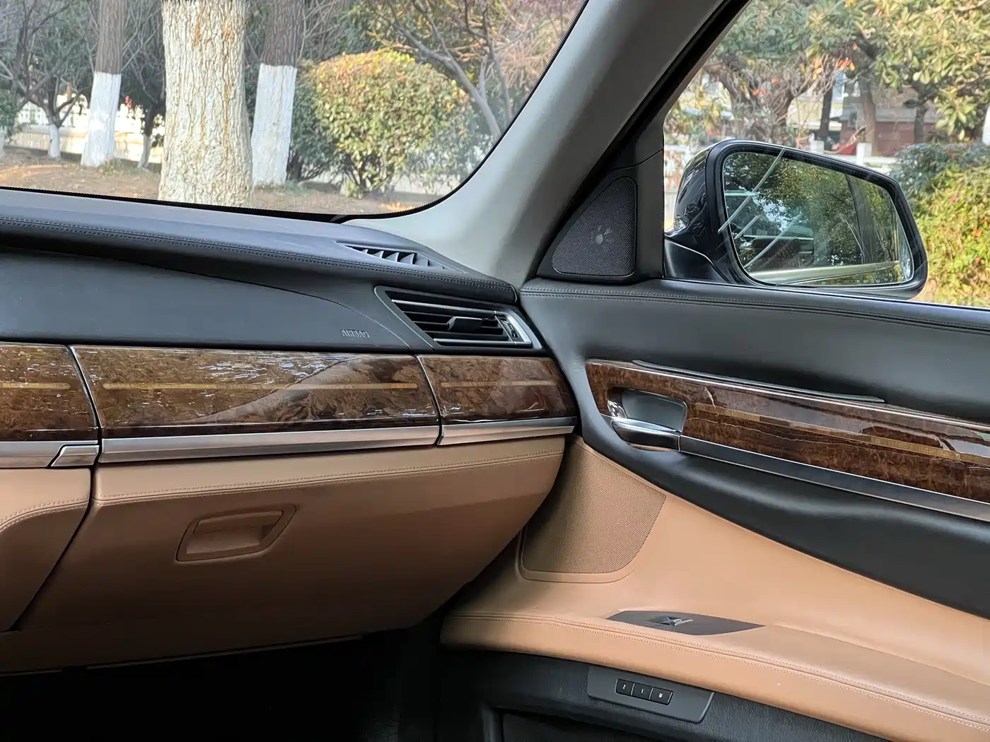 BMW 7 Series 2010 760Li фото 20