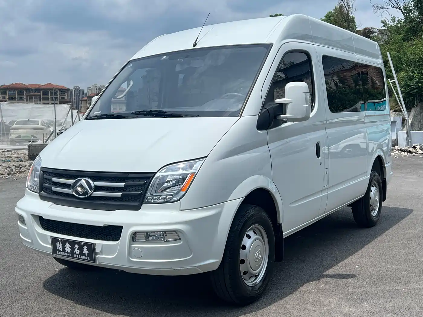 SAIC Maxus Xintu V80 2023 2.0T Manual Classic Aoyun Short Wheelbase Medium Roof 5/6 Seats