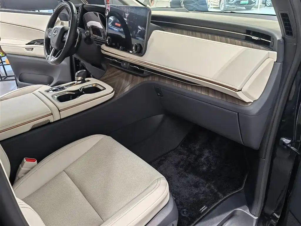 Lexus LM 2023 500h 6-Seater Prestige Edition фото 11